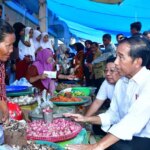 Jokowi menjamin harga bahan pokok terkendali menjelang Idul Adha